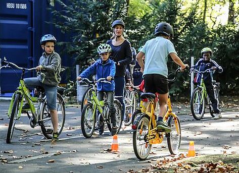 Kinder Kinder auf dem Rad