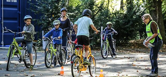Kinder auf dem Rad