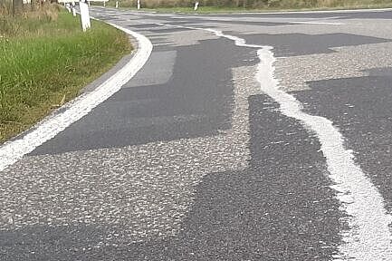 Amateurhaft gepinselter Radweg