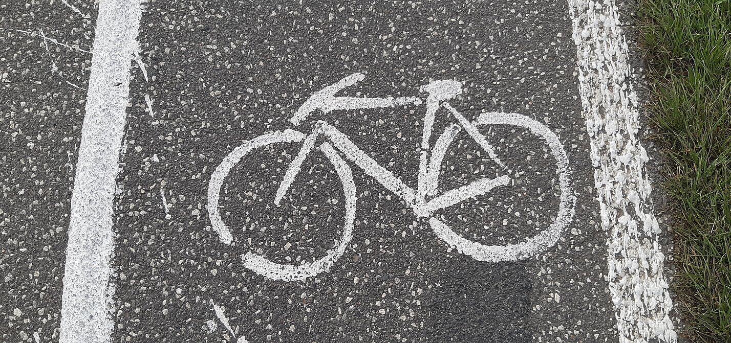 Amateur-Radweg-Berlitt Durch Amateur gepinselter Radweg mit Radsymbol