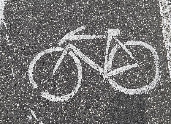 Amateur-Radweg-Berlitt Durch Amateur gepinselter Radweg mit Radsymbol