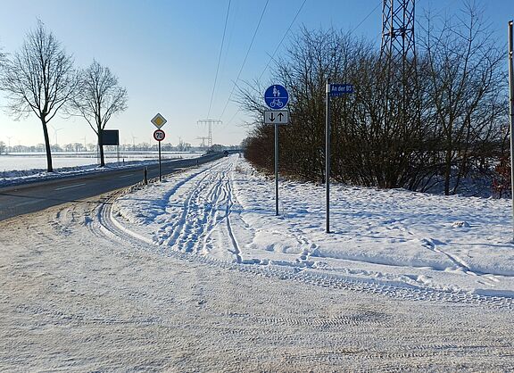 Radweg am Westfahlendamm bei Kyritz ist schneebedeckt