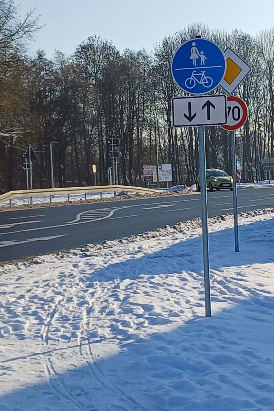 Radweg-Wusterhausen-schneebedeckt Rad- und Fußweg in Wusterhausen an der B5 ist nicht geräumt