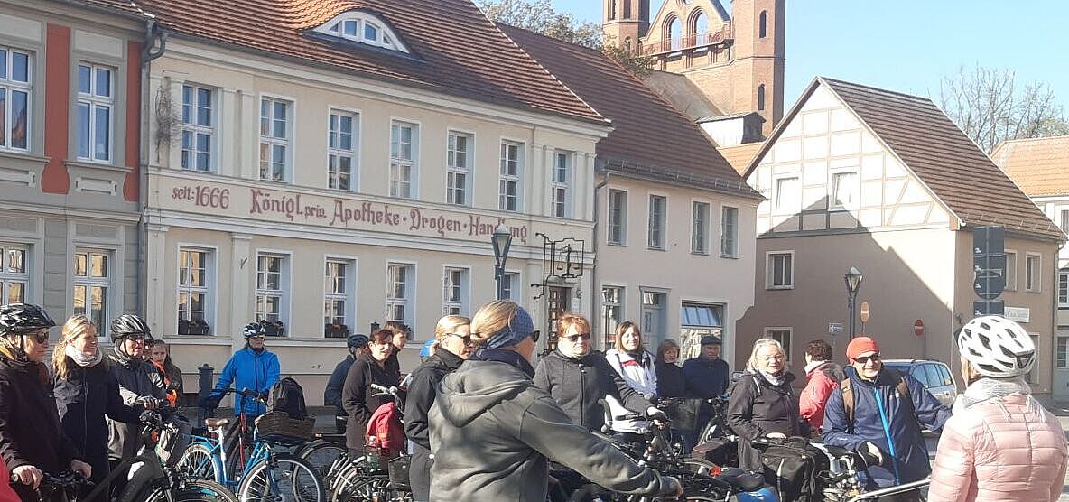 Viele Leute auf dem Fahrrad auf dem Kyritzer Marktplatz