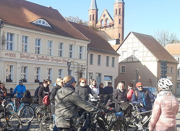 Viele Leute auf dem Fahrrad auf dem Kyritzer Marktplatz