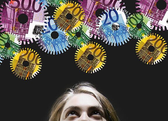 Fundraising Frau schaut nach arbeitendem Geld